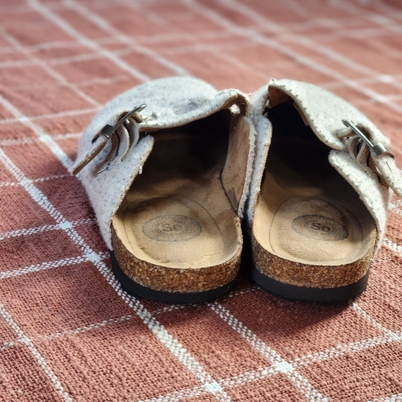 So, comfy slip ins, women's size 5, polyester and wool blend. EUC - Picture 5 of 6